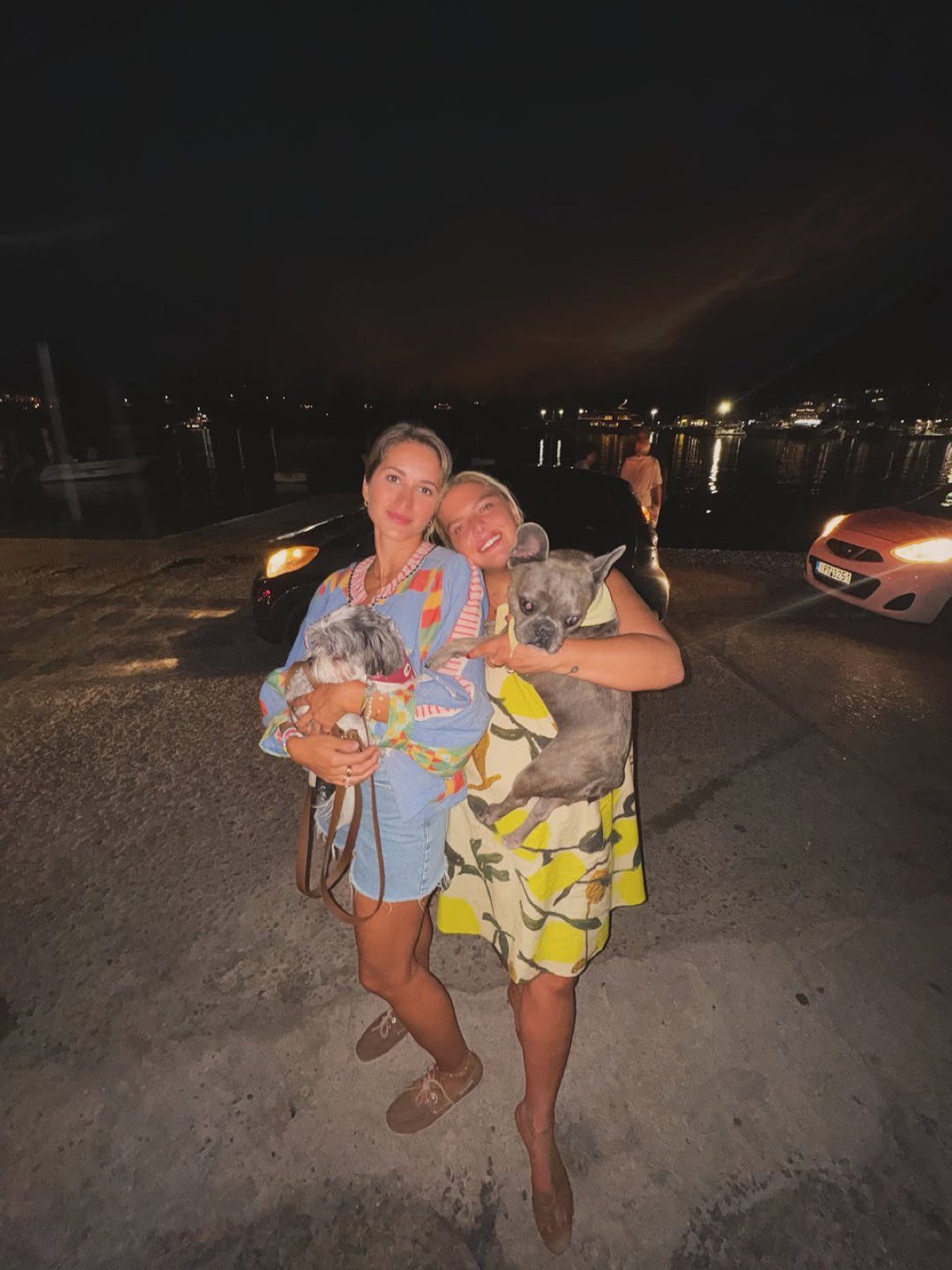 Η Δανάη Μπάρκα με την φίλη της και τα σκυλιά τους
