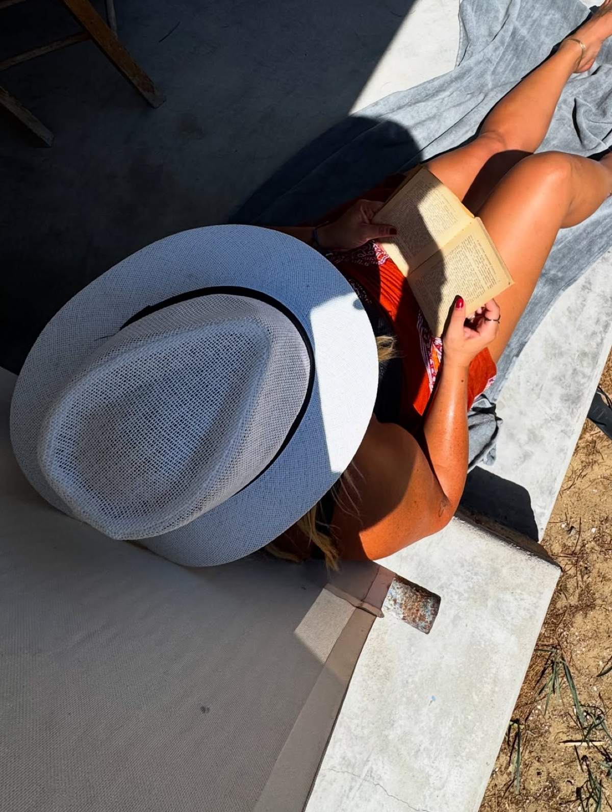 Η Δανάη Μπάρκα στην παραλία