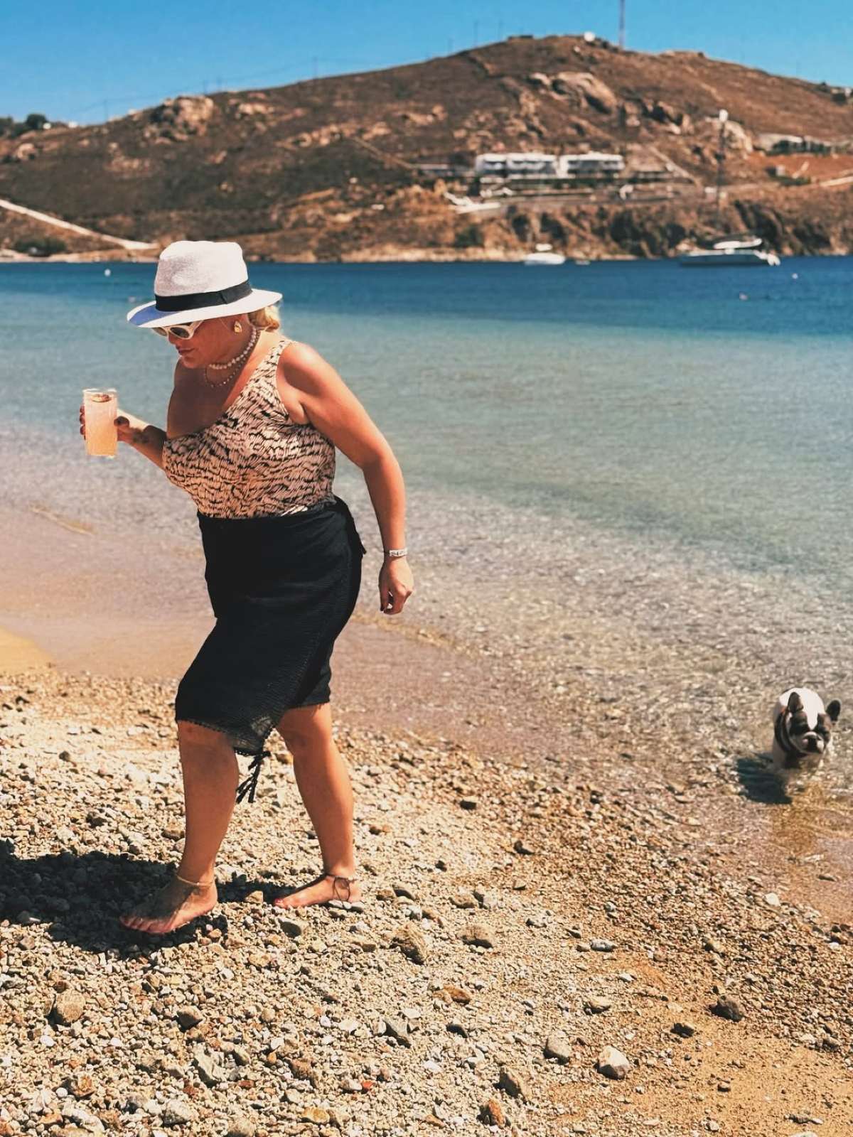 Η Δανάη Μπάρκα στην παραλία με τον σκύλο της