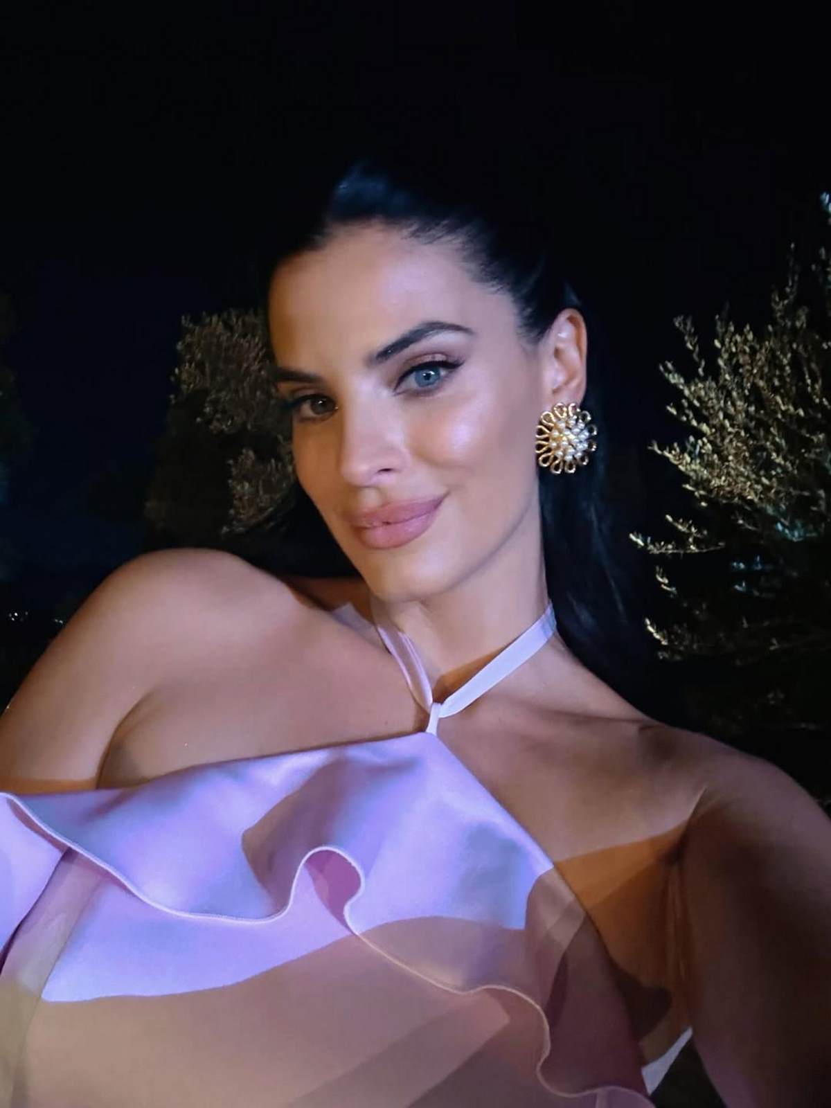 Η Χριστίνα Μπόμπα με με ροζ φόρεμα