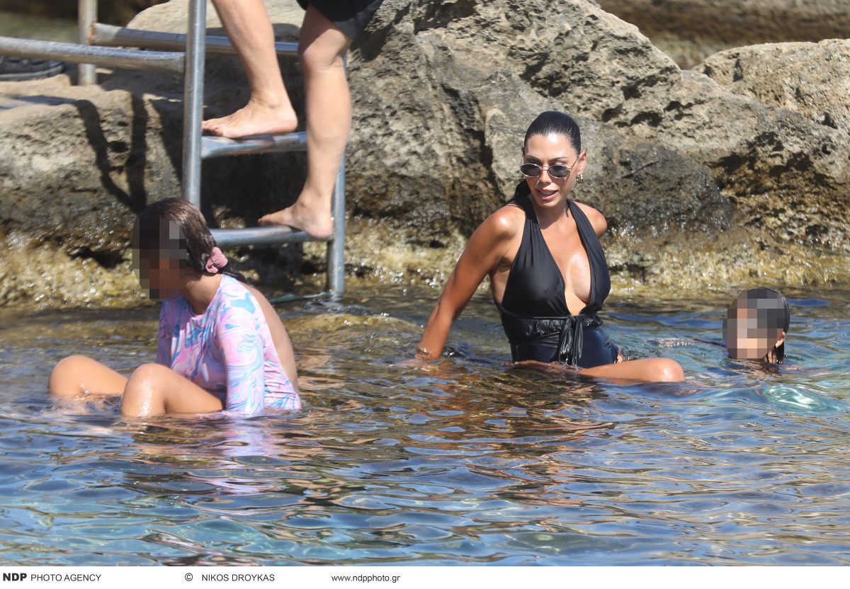 Η Ιωάννα Μπούκη με τις κόρες της μέσα στη θάλασσα