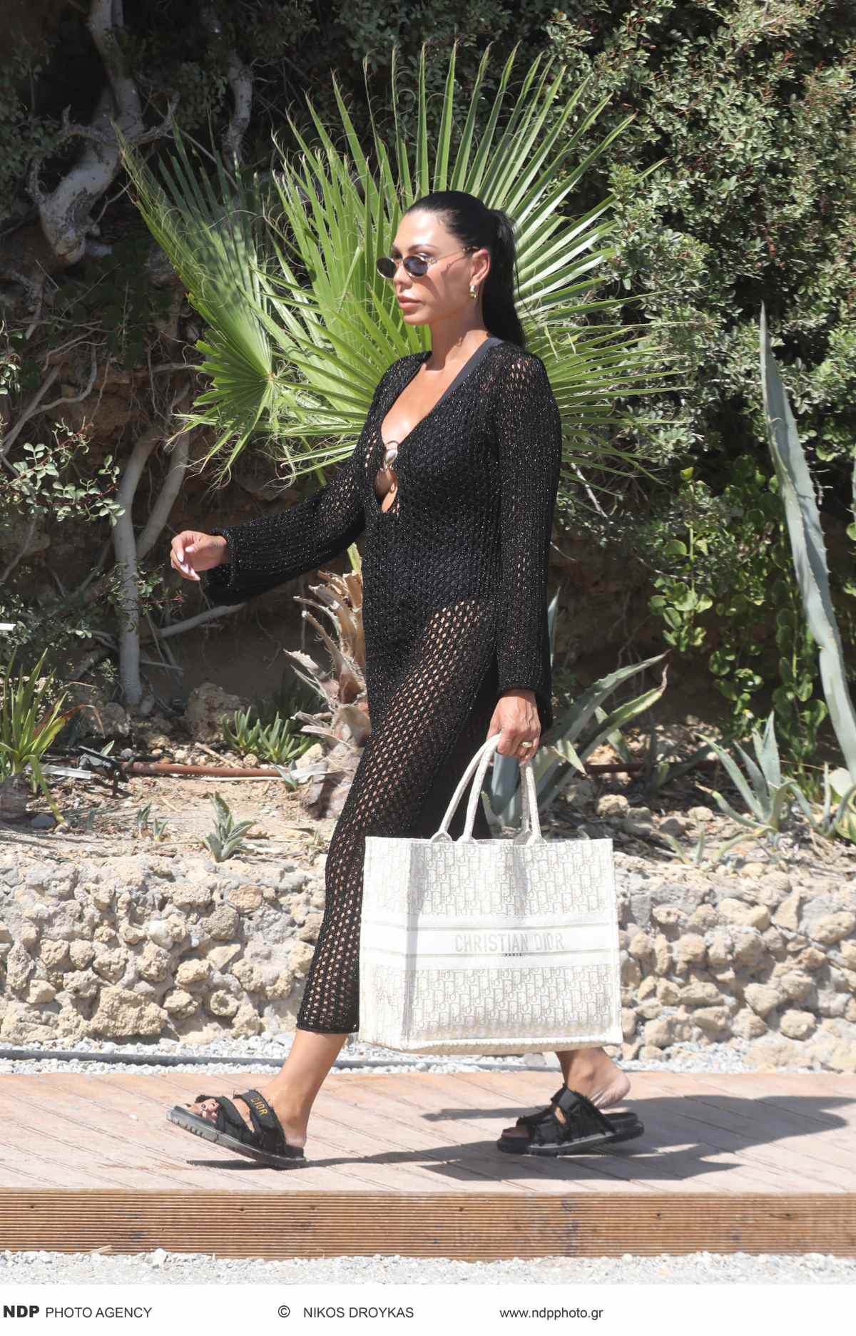 Η Ιωάννα Μπούκη σε παραλία της Ρόδου