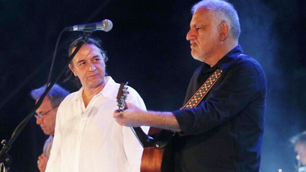 Ο Γιάννης Κότσιρας και ο Νίκος Πορτοκάλογλου σε συναυλία τους