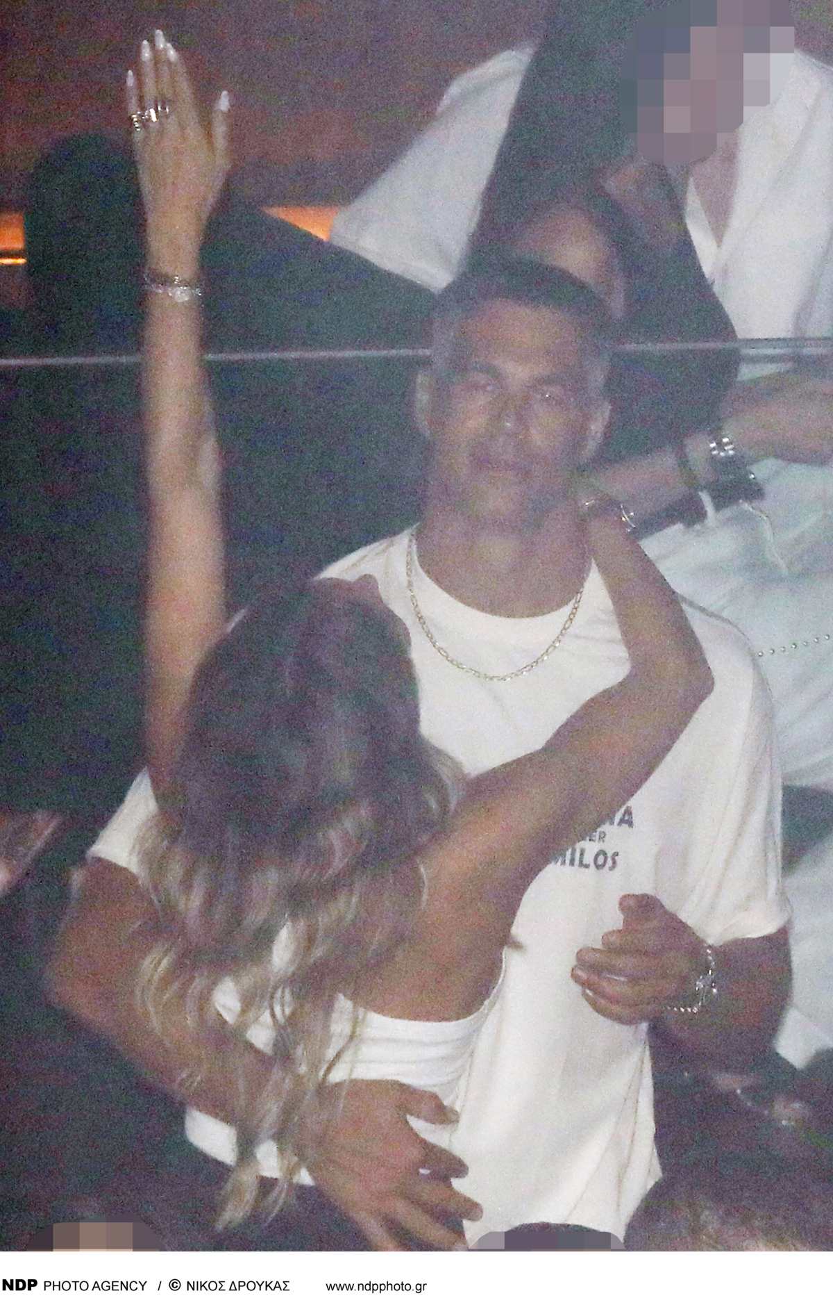 Ο Μπρούνο Τσερέλα και η Αθηνά Οικονομάκου αγκαλιά σε κλαμπ της Αθήνας