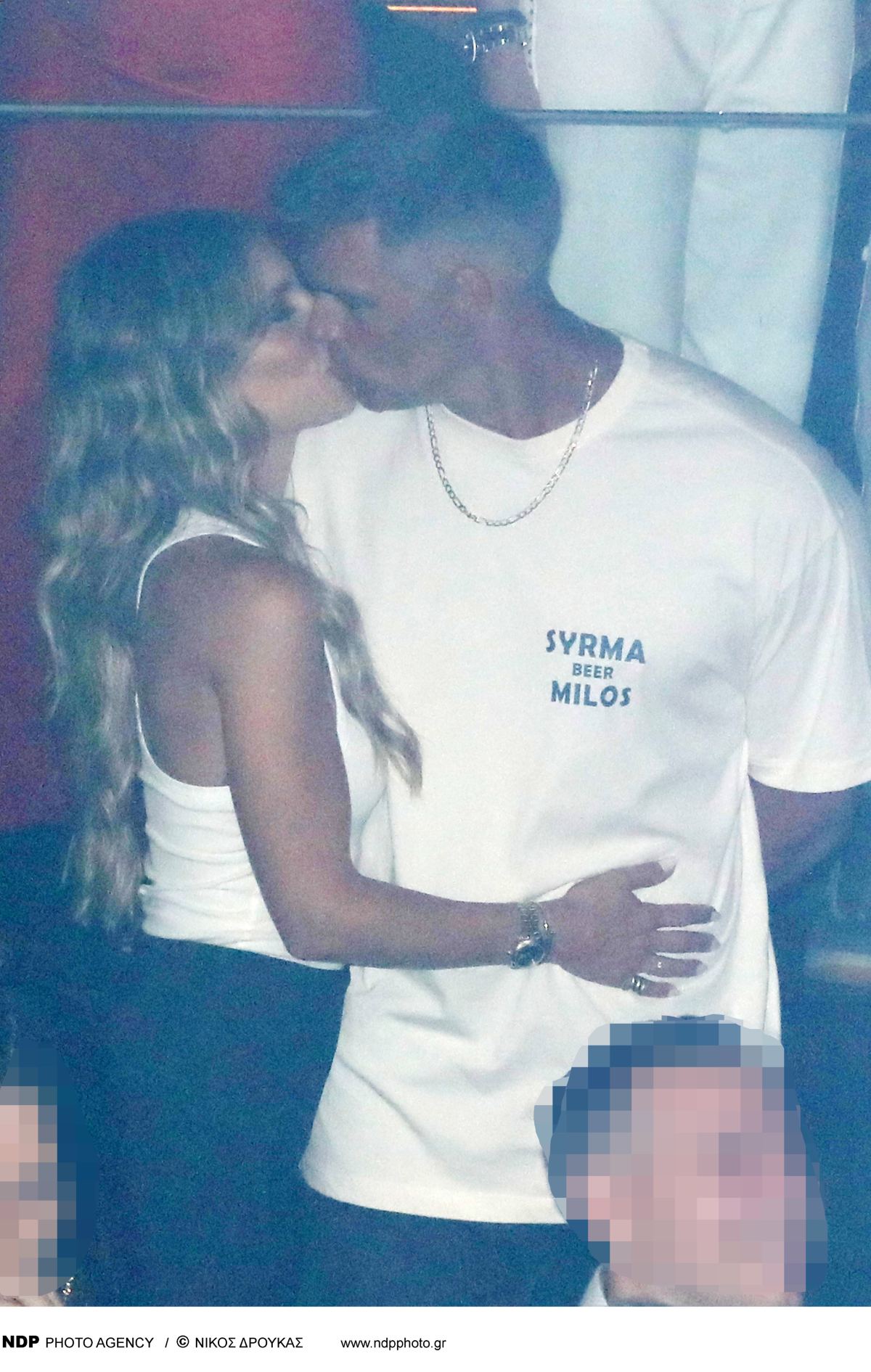 Ο Μπρούνο Τσερέλα και η Αθηνά Οικονομάκου φιλιούνται στο στόμα σε κλαμπ της Αθήνας