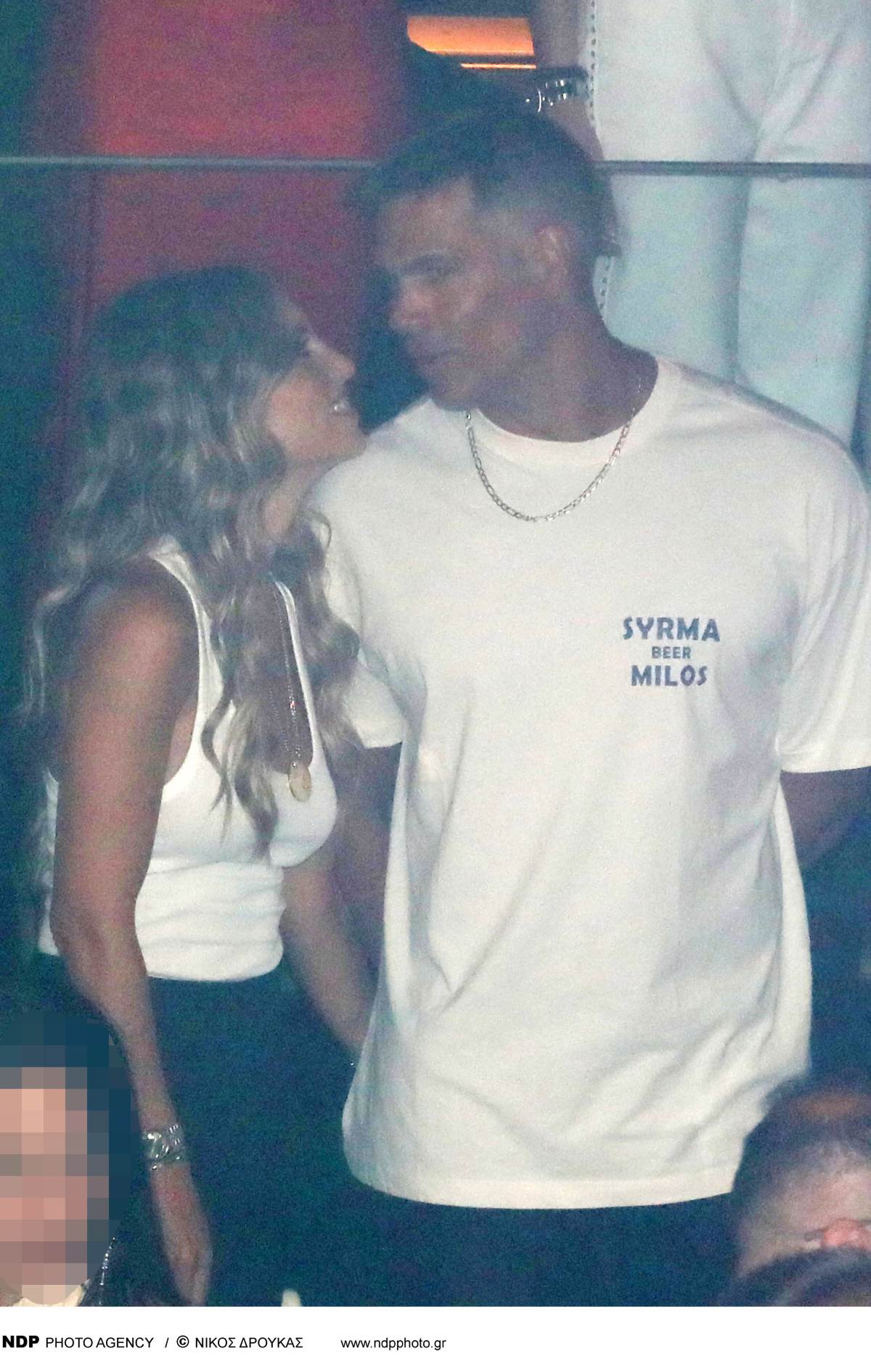 Ο Μπρούνο Τσερέλα και η Αθηνά Οικονομάκου κοιτιούνται σε κλαμπ της Αθήνας