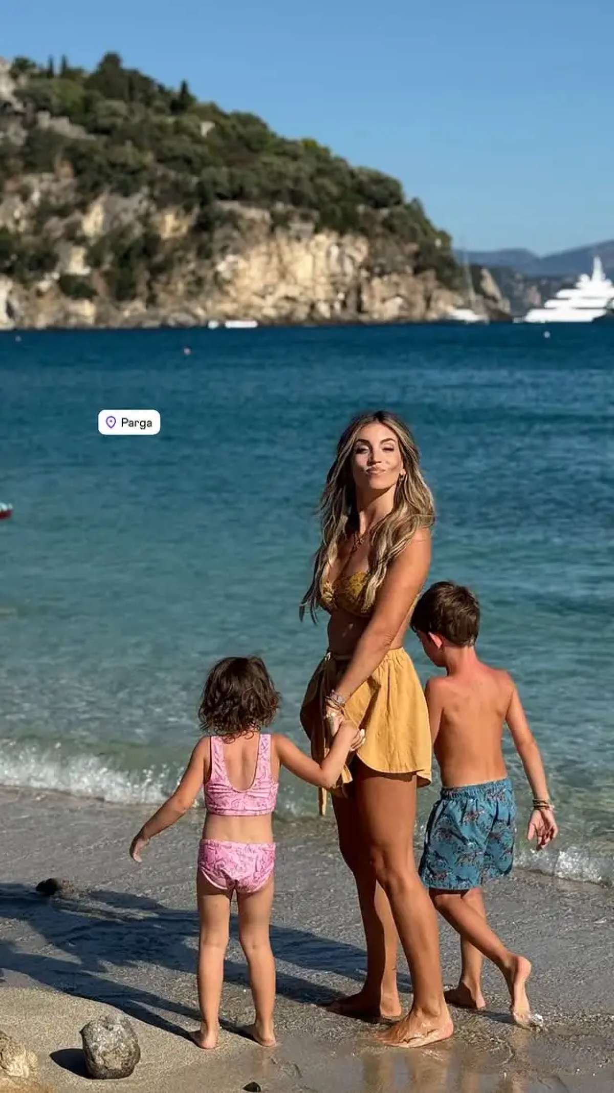 Η Αθηνά Οικονομάκου με τα παιδιά της