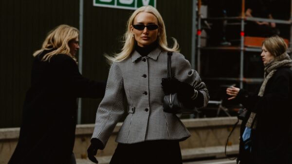 Το παλτό της νέας σεζόν στους δρόμους