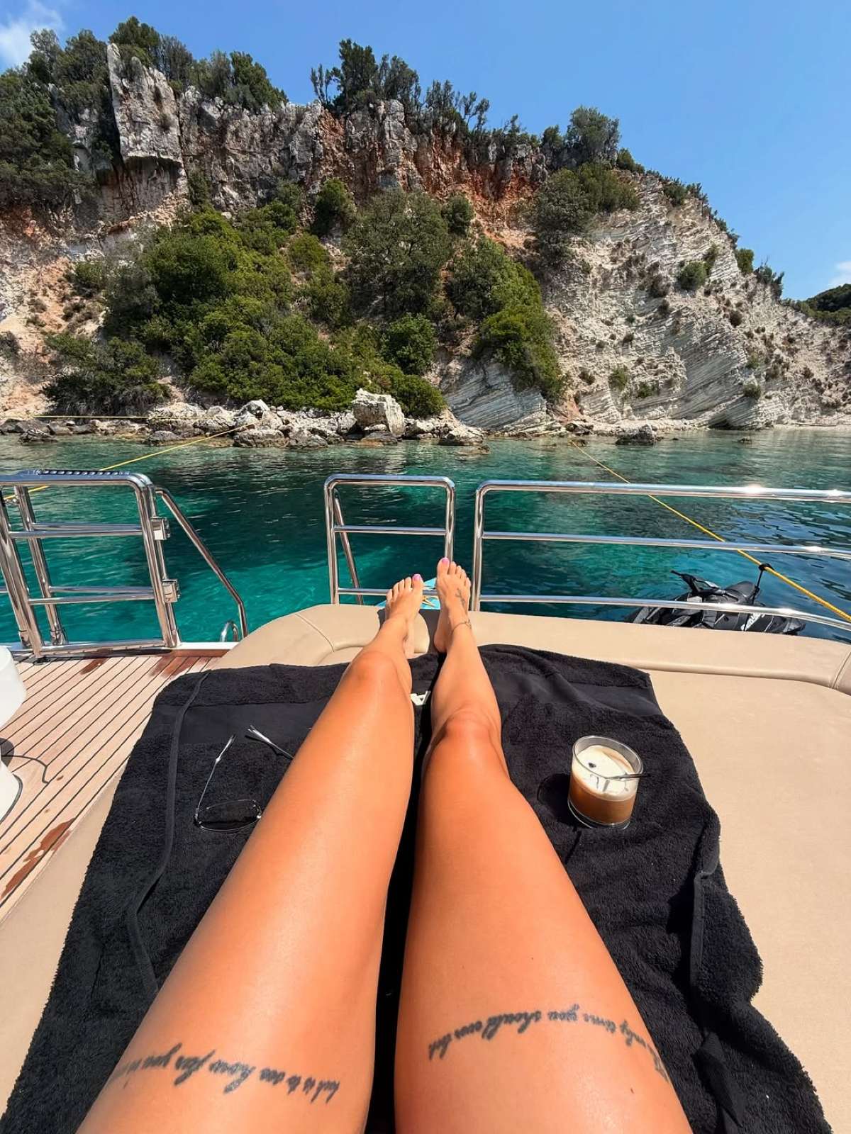 Η Αλεξάνδρα Παναγιώταρου στο σκάφος που έκανε διακοπές με τον σύντροφό της