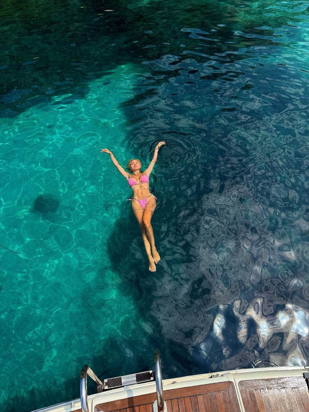 Η Αλεξάνδρα Παναγιώταρου στη θάλασσα