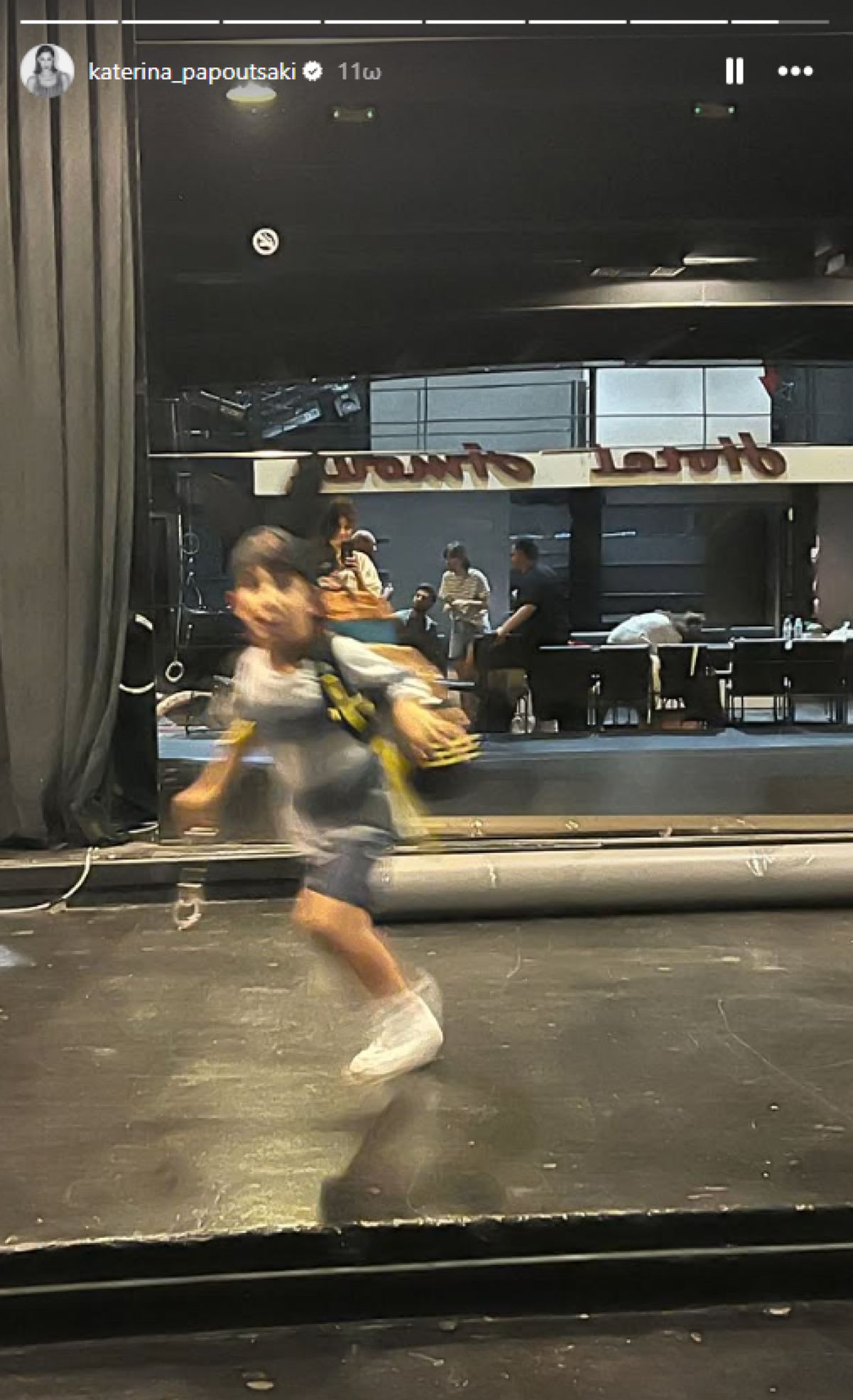 Ο γιος της Κατερίνας Παπουτσάκη, Κίμωνας, στα γυρίσματα του Άγιου έρωτα