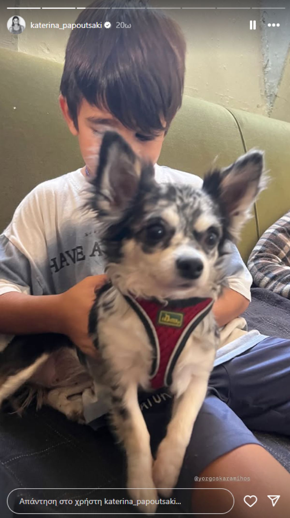 Ο γιος της Κατερίνας Παπουτσάκη, Κίμωνας, στα γυρίσματα του Άγιου έρωτα