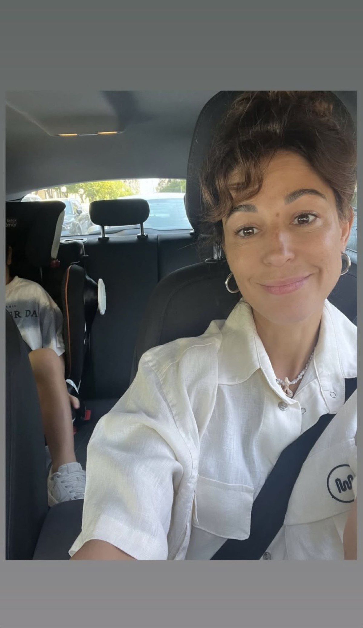 Η Κατερίνα Παπουτσάκη και ο γιος της, Κίμωνας, στο αυτοκίνητο