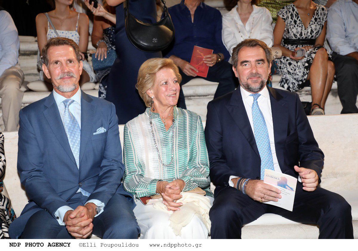 Ο Παύλος και ο Νικόλαος Ντε Γκρες με την μητέρα τους, Άννα Μαρία, στο Ηρώδειο