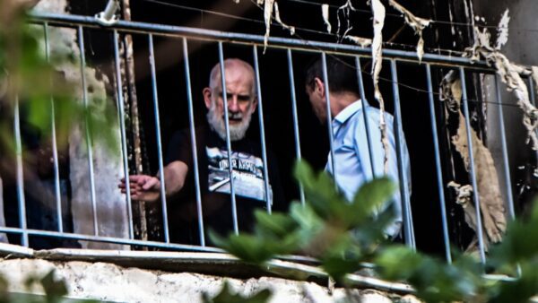 Ο Πέτρος Φιλιππίδης μετά την πυρκαγιά στο σπίτι του