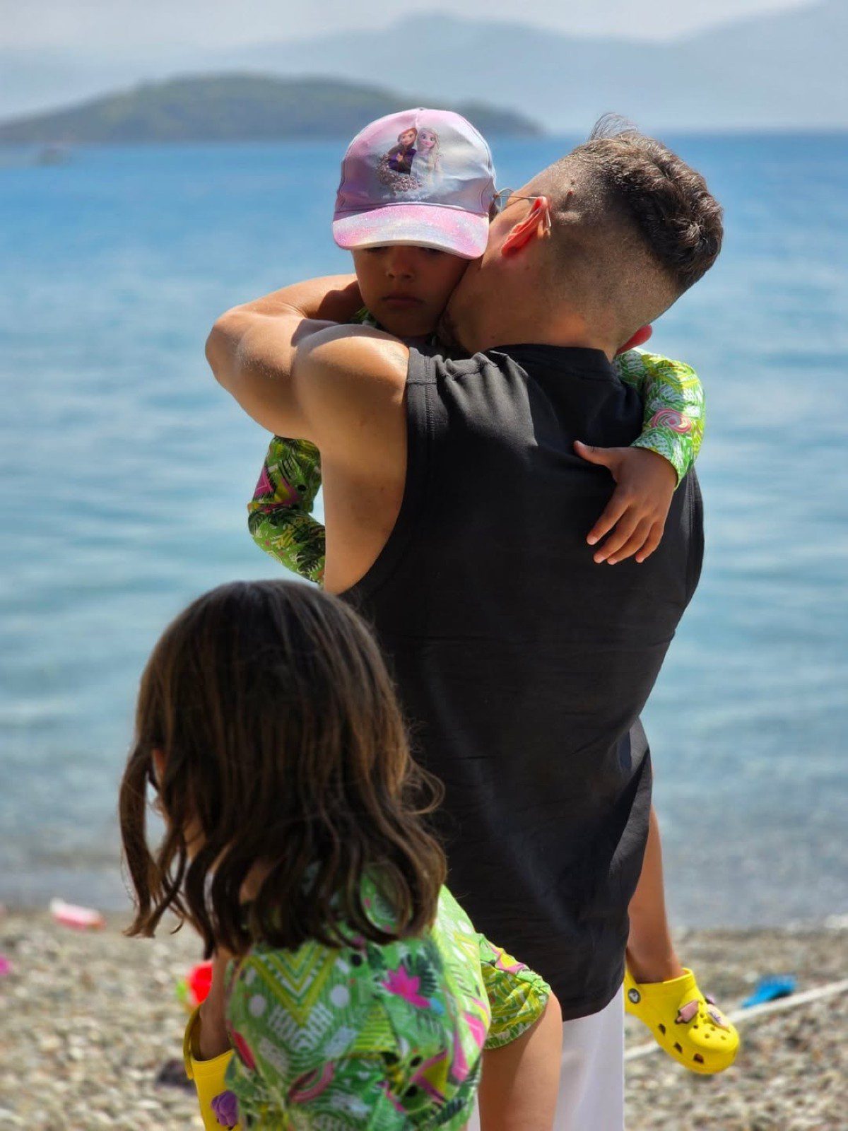 Βασιλική Μιλλούση: Ο Αύγουστος με τον Λευτέρη Πετρούνια και τις κόρες τους μέσα από φωτογραφίες