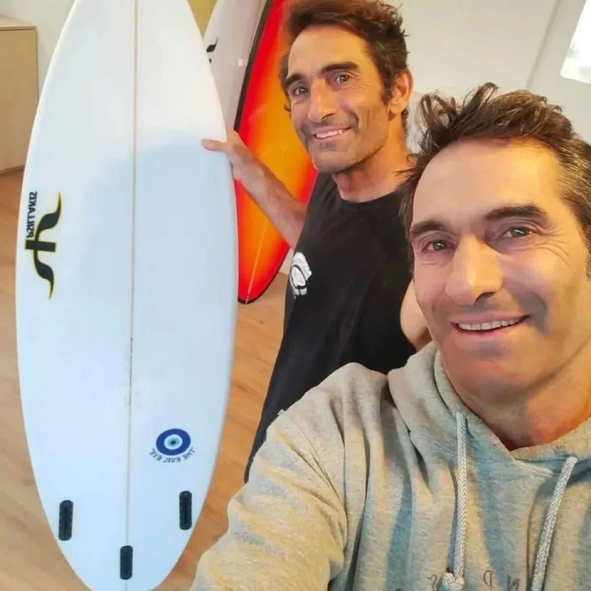 O Μέρκιουρι Ψιλλάκης με τον αδελφό του