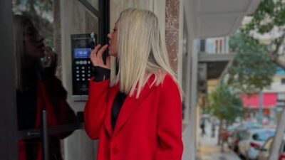 παλτό χρωματιστό κόκκινο σε κοπέλα