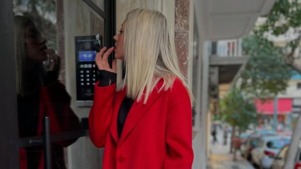 παλτό χρωματιστό κόκκινο σε κοπέλα