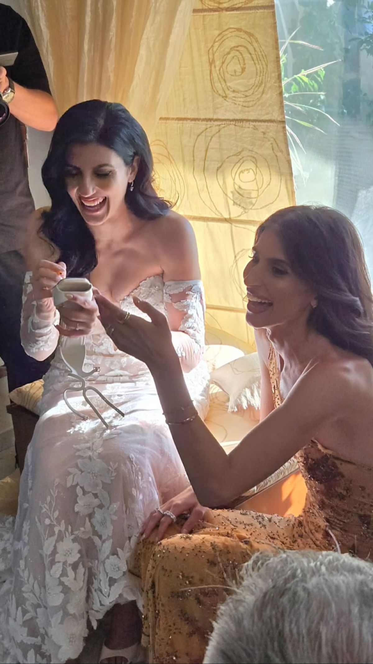 Η Ιωάννα Σαρρή και η αδερφή της νύφη