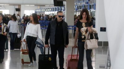 Ο Νότης Σφακιανάκης με την κόρη του και την σύζυγό του