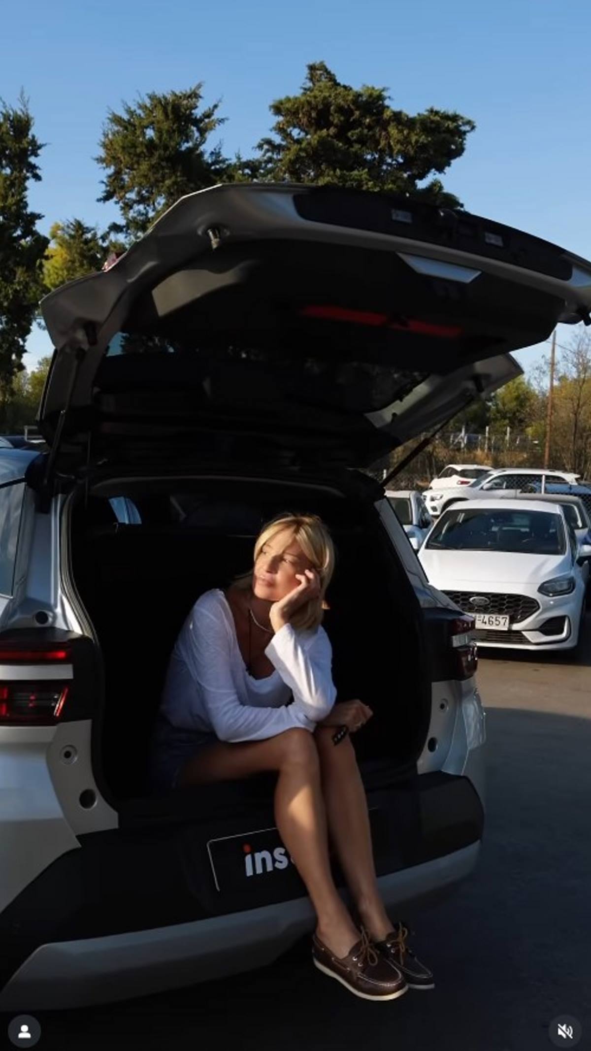 Η Φαίη Σκορδά σε αυτοκίνητο με παπούτσια boat