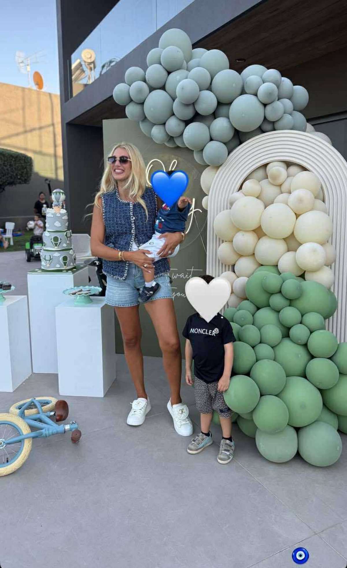 Η Σπυροπούλου με τα παιδιά της