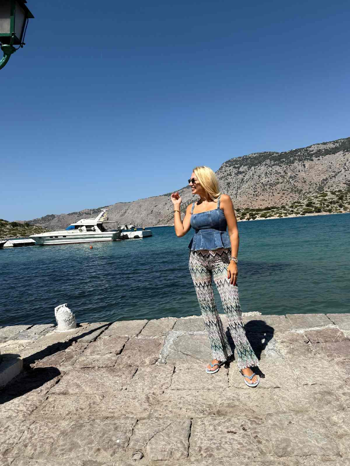 Κωνσταντίνα Σπυροπούλου: Ποζάρει με τους γονείς της στη Ρόδο (Φωτογραφίες)