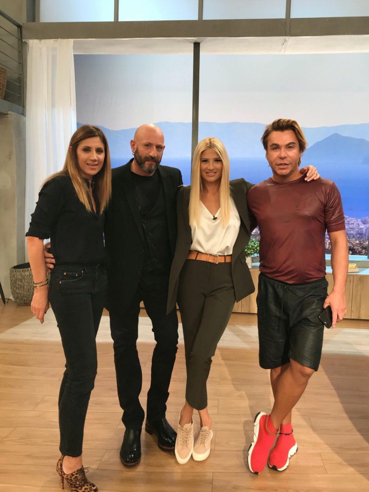 Ή Φαίη Σκορδά με την παλιά ομάδα  της από το πρωινό