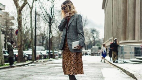 Τα παπούτσια του φθινοπώρου με γκρι σακάκι