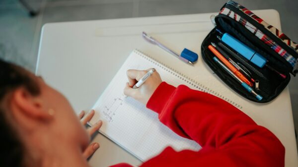 Ένα κοριτσάκι στο σχολείο