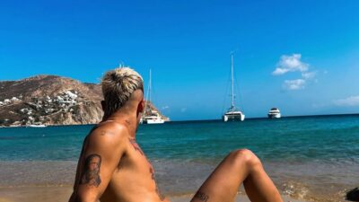 Ο Τάσος Ξιαρχό ποζάρει γυμνός στη Μύκονο