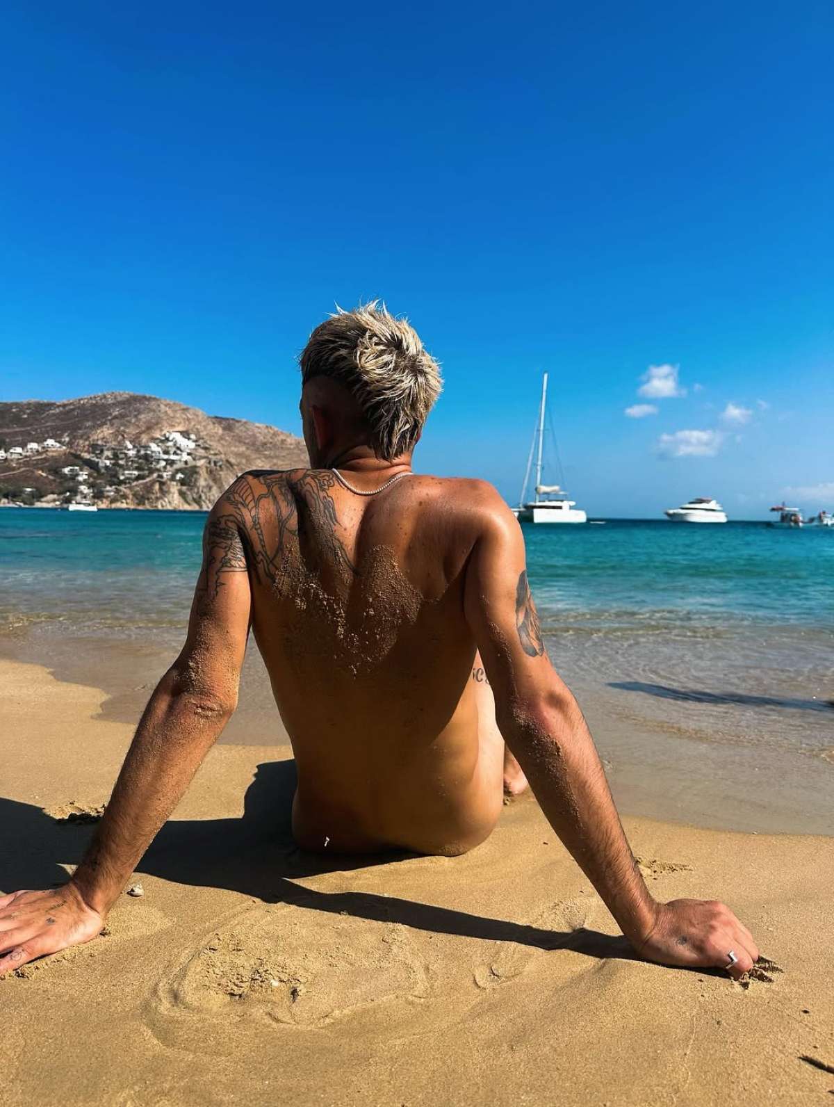 Ο Τάσος Ξιαρχό ποζάρει γυμνός στη Μύκονο