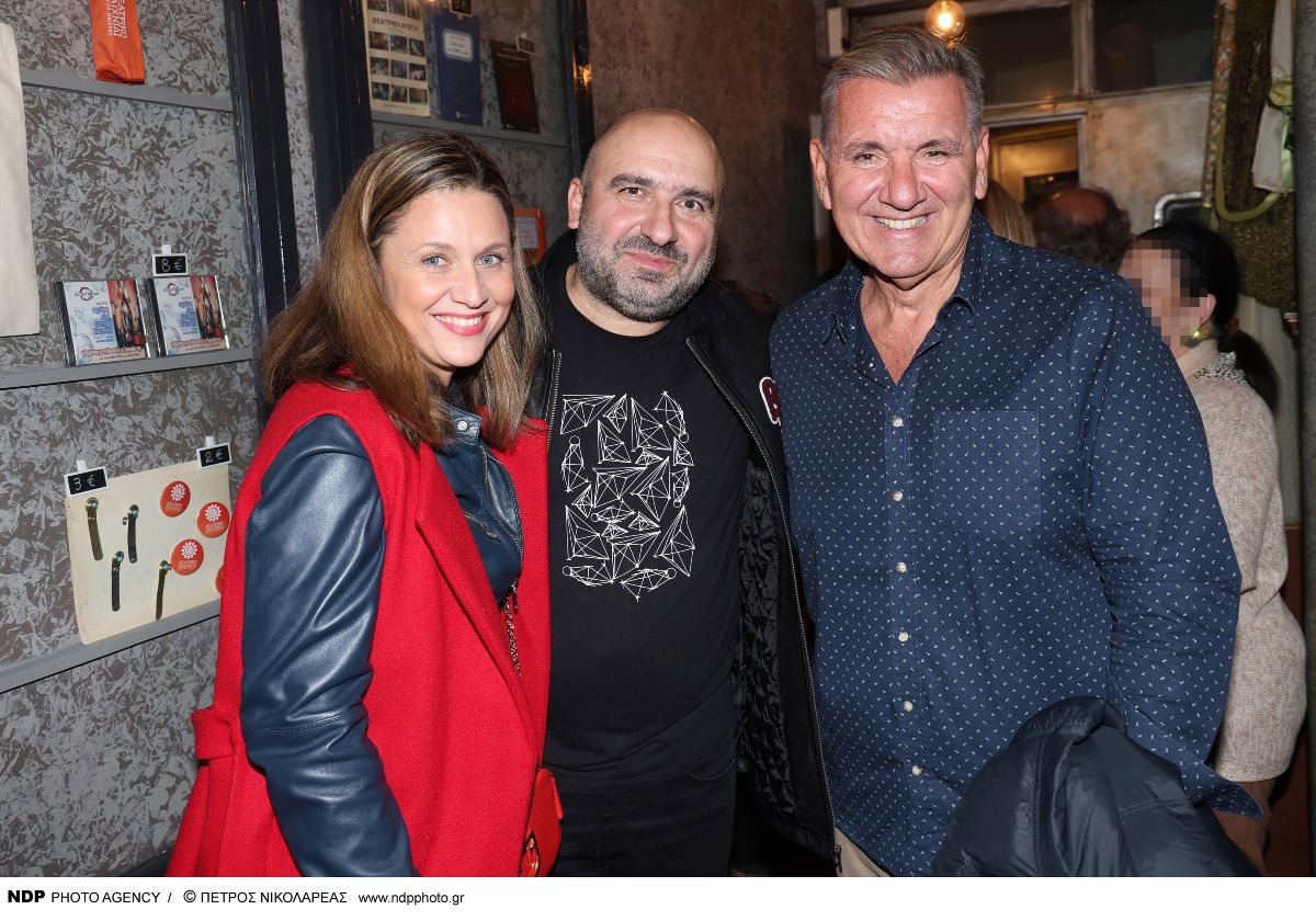 Ο Γιώργος Θαναηλάκης και η σύζυγός του, αριστερά