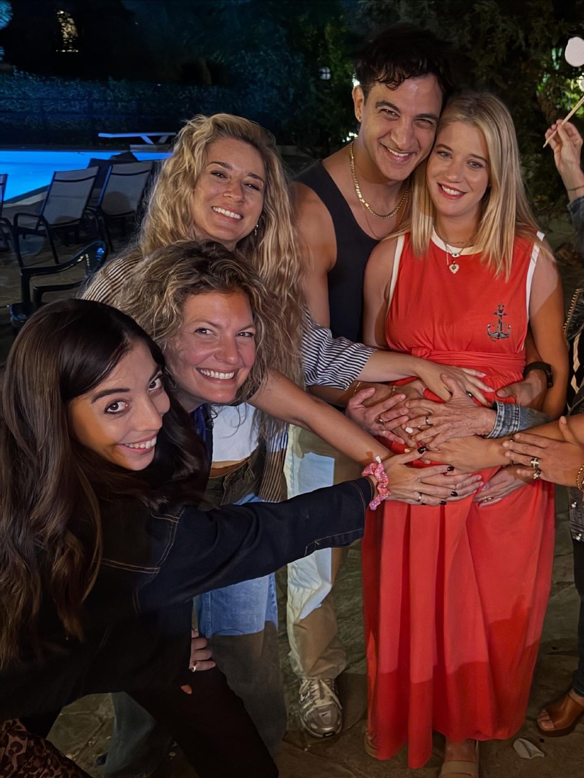 Η Τζένη θεωνά με τις φίλες της