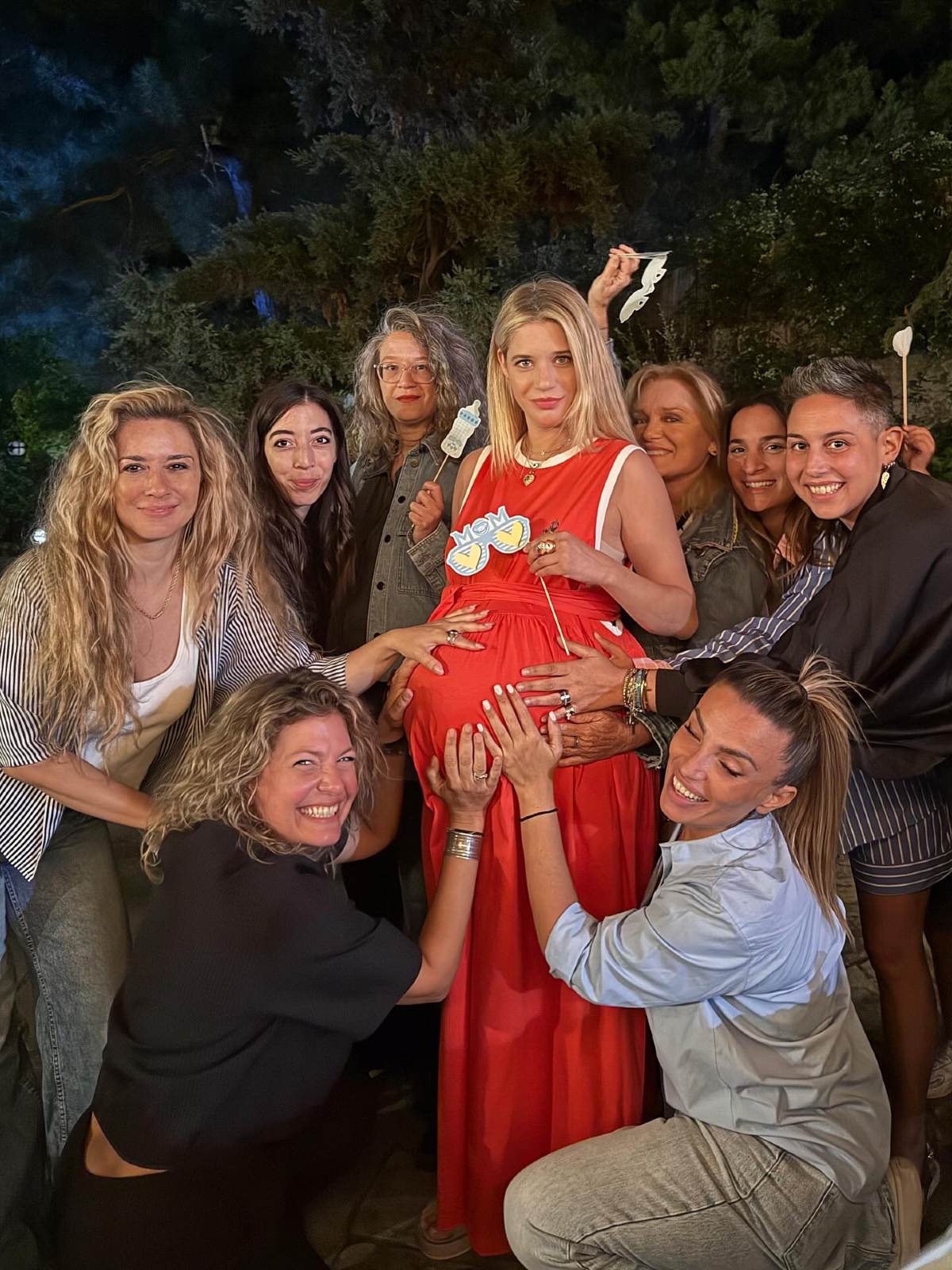 Η Τζένη θεωνά με τις φίλες της