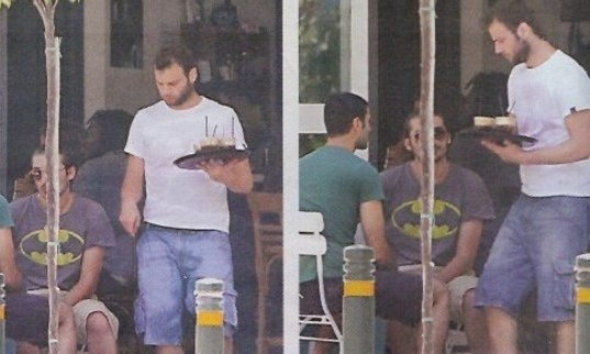 Ο Ορέστης Τζιόβας ως σερβιτόρος σε καφετέρια