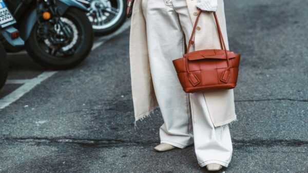 λευκό τζιν στο street style