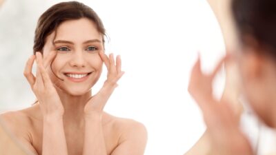 Κρέμα ματιών βάζει γυναίκα