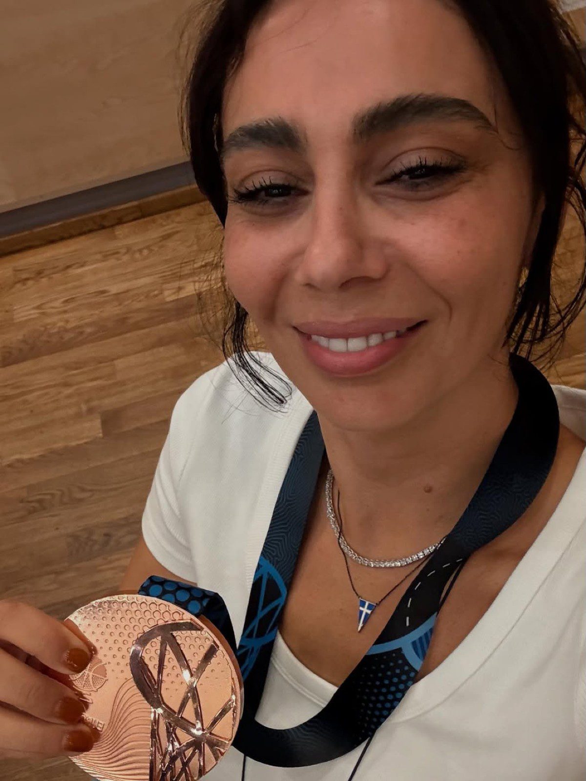 Η Ολυμπία Χοψονίδου με το χάλκινο μετάλλιο του Βασίλη Σπανούλη