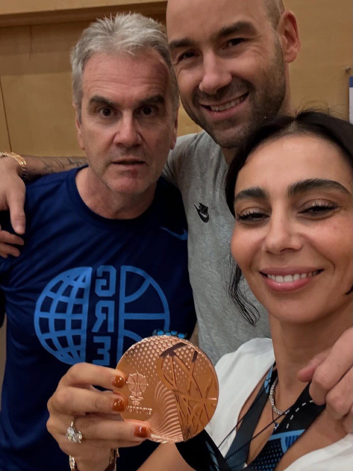 Ο Σπανούλης μετά τη νίκη της Εθνικής Ελλάδος στο Eurobasket με την Ολυμπία Χοψονίδου και το μετάλλιο