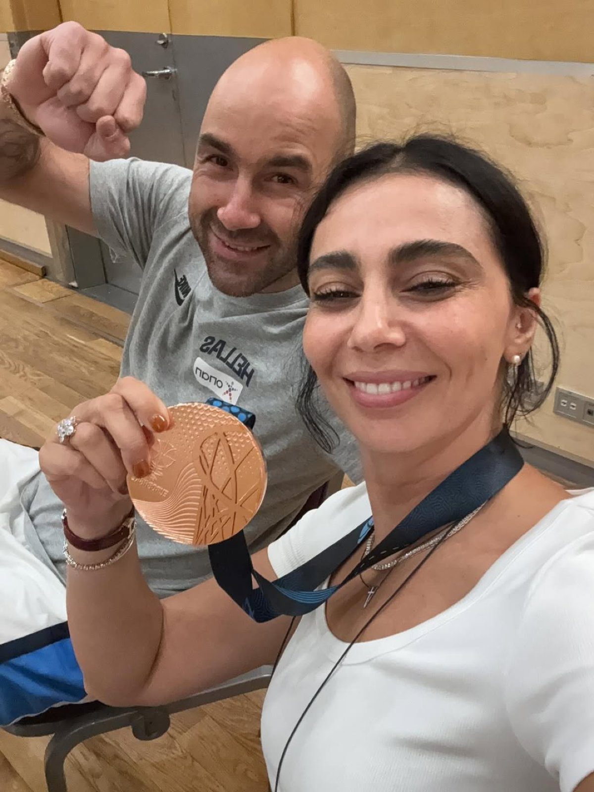 Ο Σπανούλης μετά τη νίκη της Εθνικής Ελλάδος στο Eurobasket με την Ολυμπία Χοψονίδου και το μετάλλιο