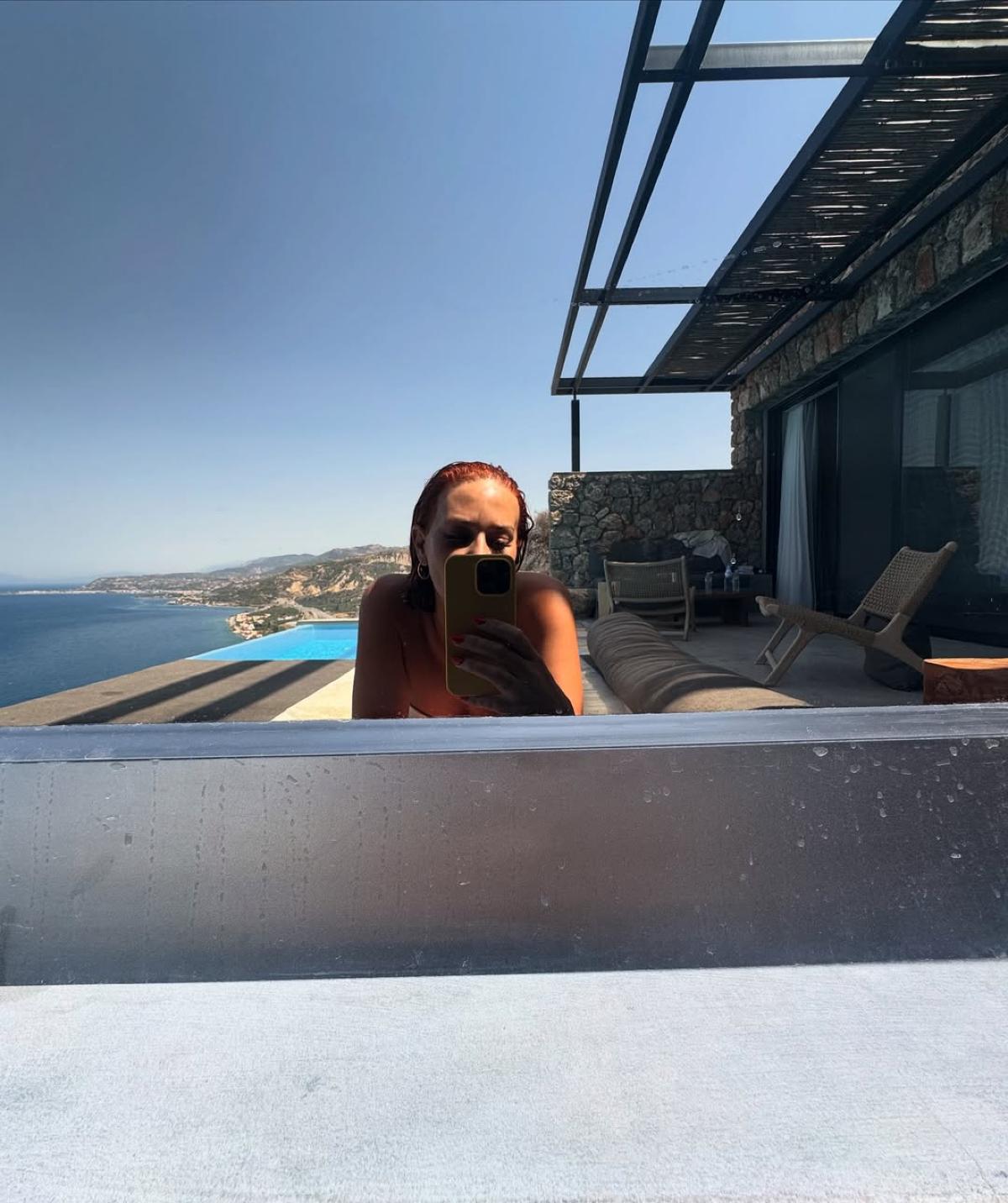 Η Σίσσυ Χρηστίδου σε ξενοδοχείο