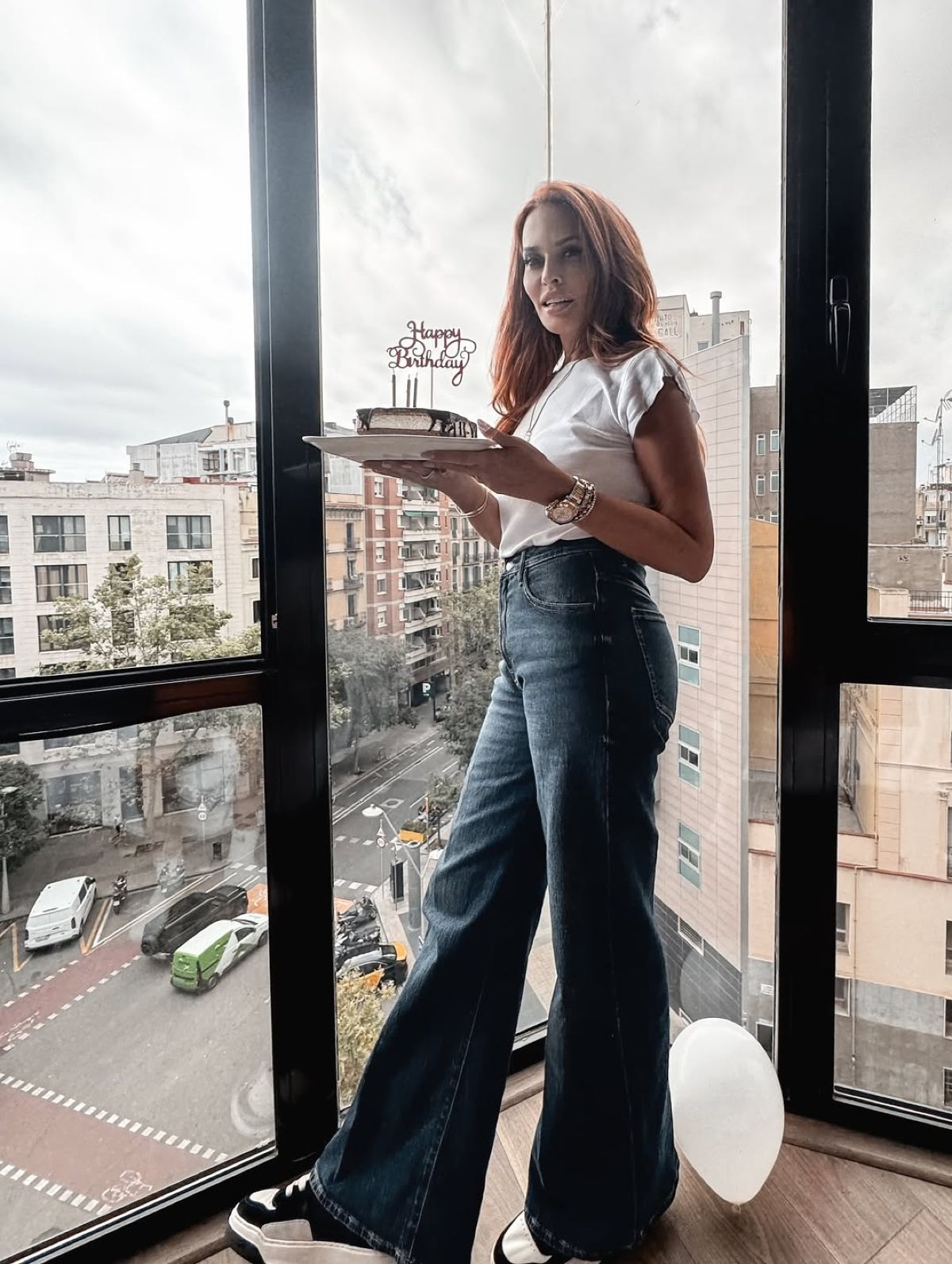 Η Σίσσυ Χρηστίδου στη Βαρκελώνη με την τούρτα της