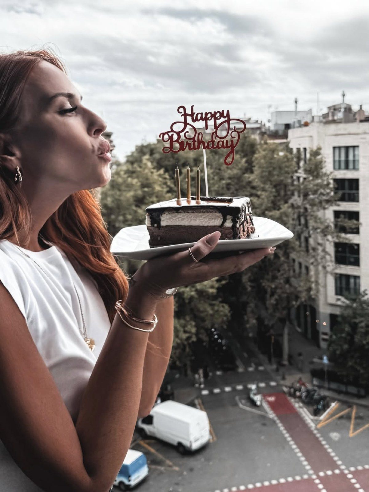 Η Σίσσυ Χρηστίδου στη Βαρκελώνη με την τούρτα της