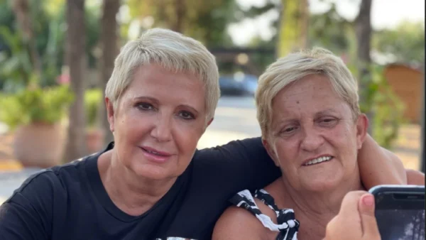 Η Χριστίνα Κοραή με την αδερφή της