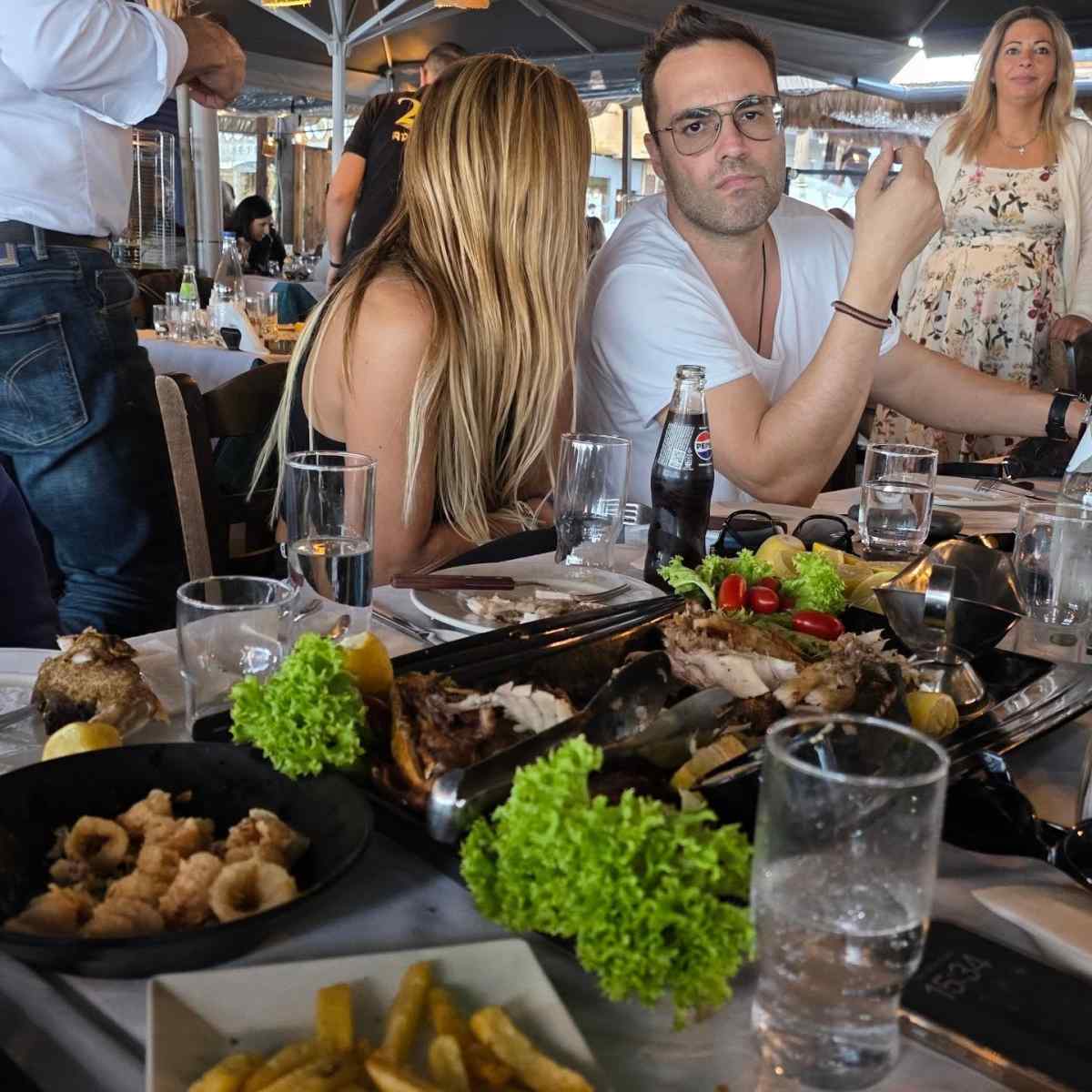 Σταματίνα Τσιμτσιλή: Για φαγητό με τον Θέμη Σοφό και τους συνεργάτες της από το Happy Day - Φωτογραφίες