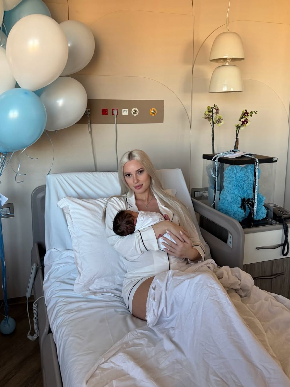 Η Άννα Θεοδωρίδη με το παιδί του Light