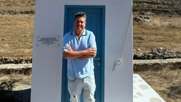 Ο Γιάννης Πουλόπουλος στην εκκλησία για τον αδερφό του