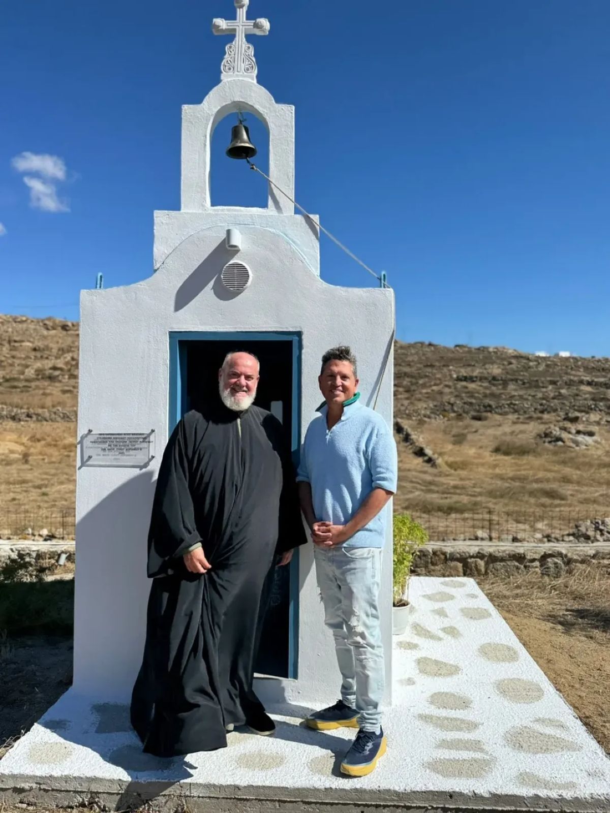 Ο Γιάννης Πουλόπουλος στην εκκλησία για τον αδερφό του